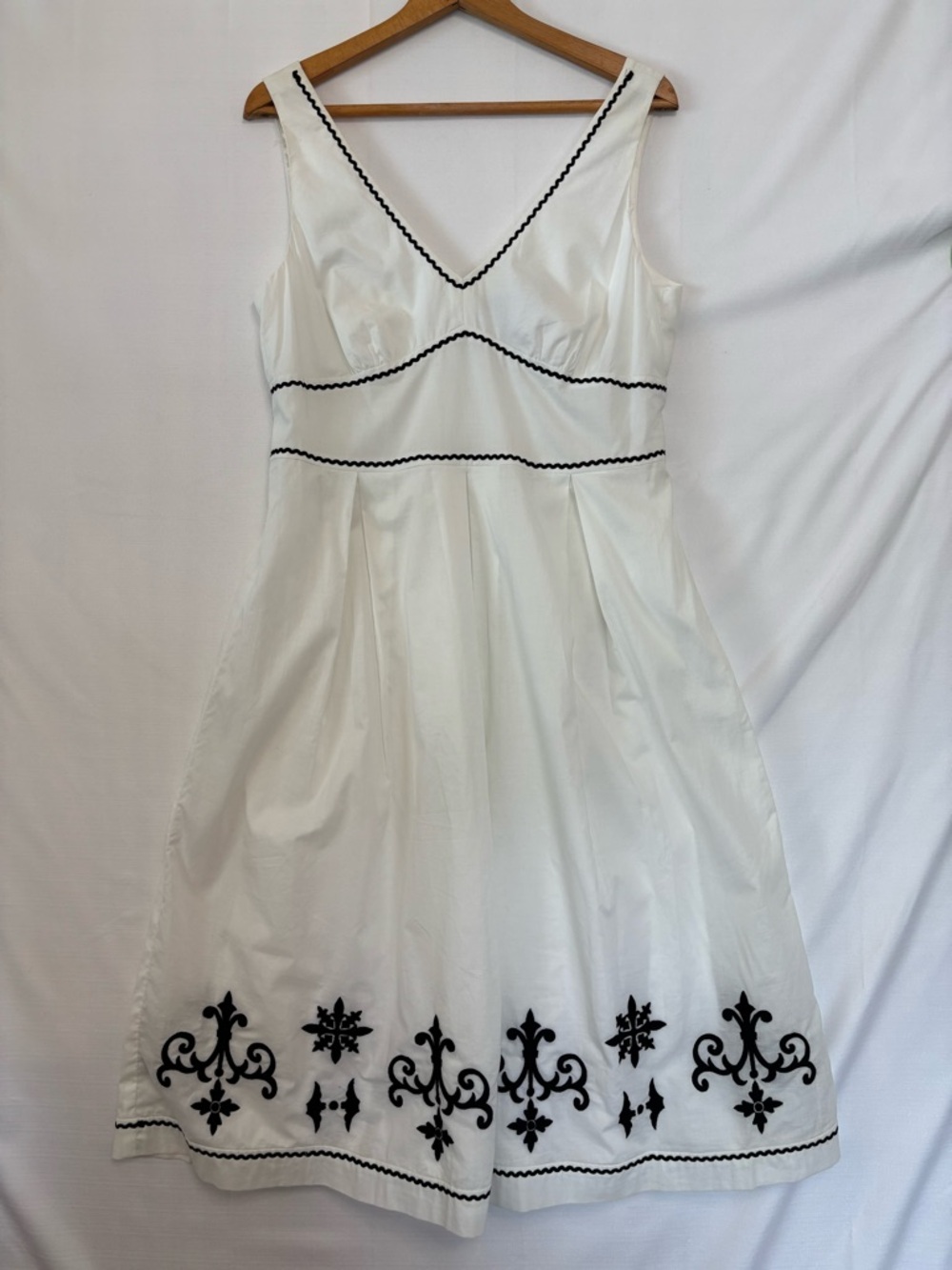 SIGNATURE BY ROBBIE BEE White And Black Embroidered Sundress Size 12